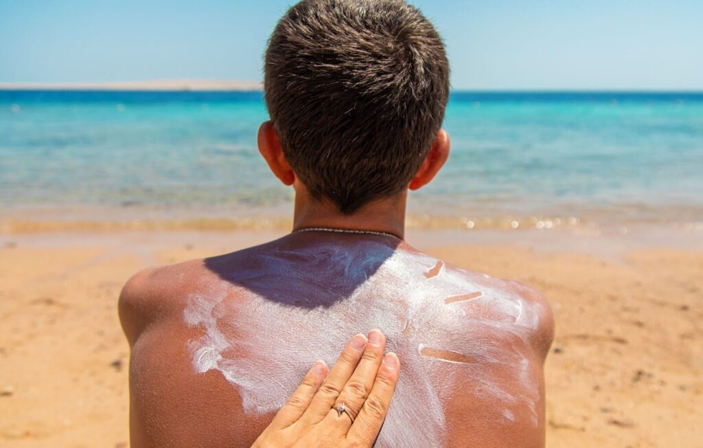 Será que você usa a quantidade certa? O recomendado é 1 colher de chá para o rosto e 1 colher de sopa para cada área do corpo.